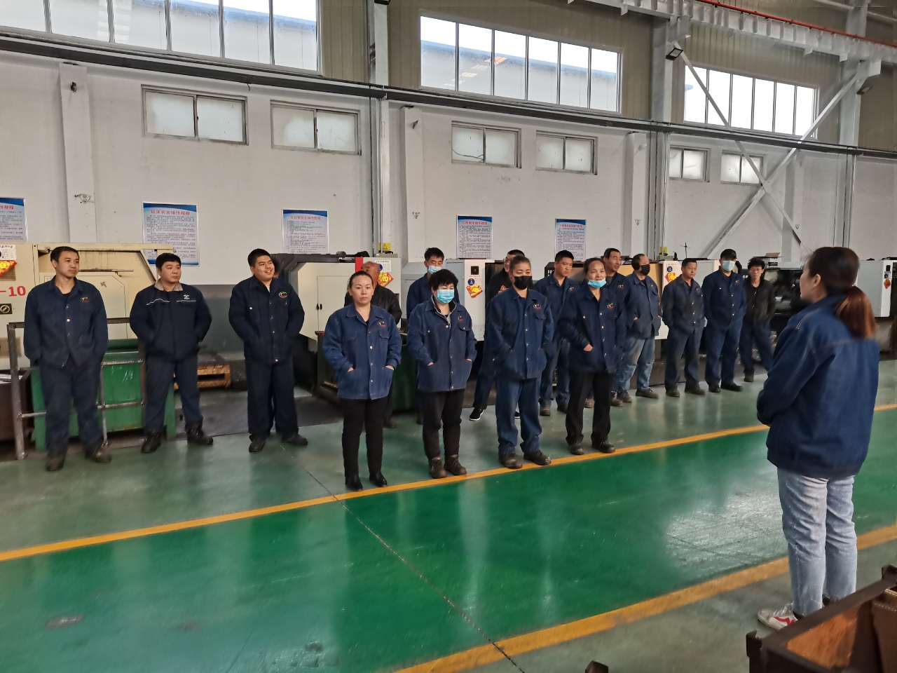 公司召開(kāi)2022年安全生產(chǎn)工作會(huì)議-03月11日上午，公司召開(kāi)2022年安全生產(chǎn)工作會(huì)議，總結(jié)2021年安全生產(chǎn)工作，部署2022年安全生產(chǎn)重點(diǎn)任務(wù)。公司各級(jí)領(lǐng)導(dǎo)班子、各部室及負(fù)責(zé)人、安全總監(jiān)及安全員等參加會(huì)議,會(huì)議由公司經(jīng)理張世立主持。 會(huì)上，公司安全總監(jiān)袁振水作《2022年安全生產(chǎn)工作報(bào)告》。總結(jié)了2021年的安全管理總體工作，分析了2022年安全管理所面臨的形勢(shì)，提出了公司2022年安全生產(chǎn)工作總體思路和重點(diǎn)工作。從十個(gè)方面進(jìn)行了工作部署◆ 持續(xù)提升安全生產(chǎn)思想認(rèn)識(shí)，進(jìn)一步樹(shù)牢安全發(fā)展理念?！?突出主體責(zé)任落實(shí)，抓好三年行...